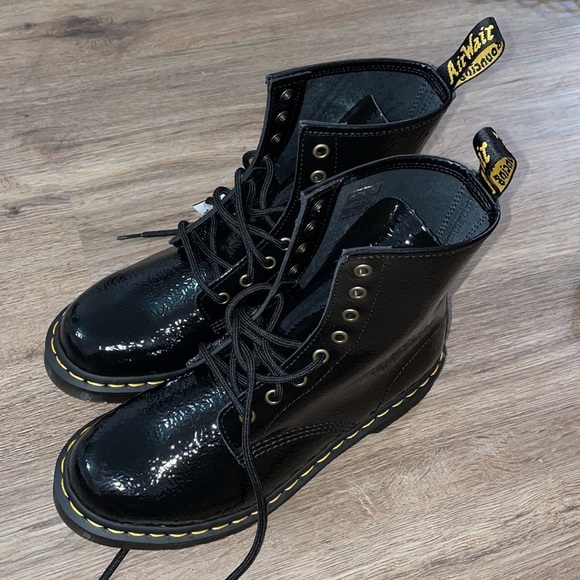 New Dr. Martens distressed patent leather boots size - 8US L - Picture 5 of 7